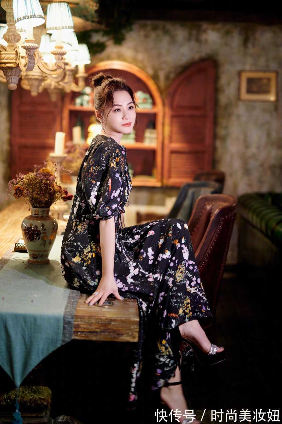 优雅 阿娇瘦下来太惊艳了,穿碎花连衣裙优雅大气,骨相美太迷人