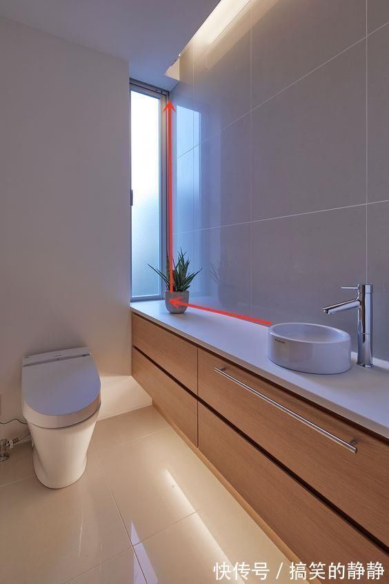 外墙|谁也别拦我留一拃宽玻璃在卫生间,15公分一排到底,采光亮堂堂