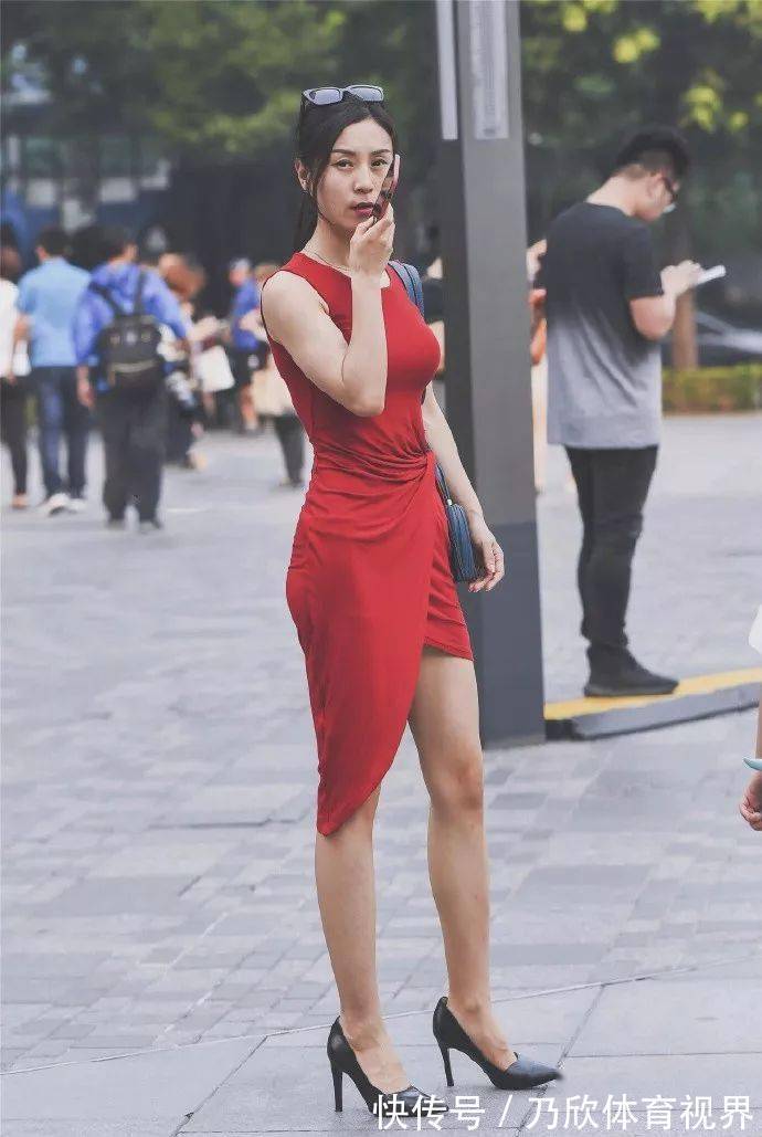 尖头 美女脚上搭配着一双尖头的高跟鞋，气质之中带着优雅与美丽