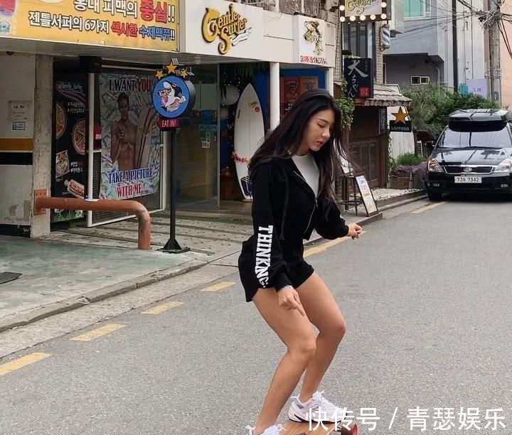 台球照|26岁比基尼健美模特，滑板照很酷，台球照也不差