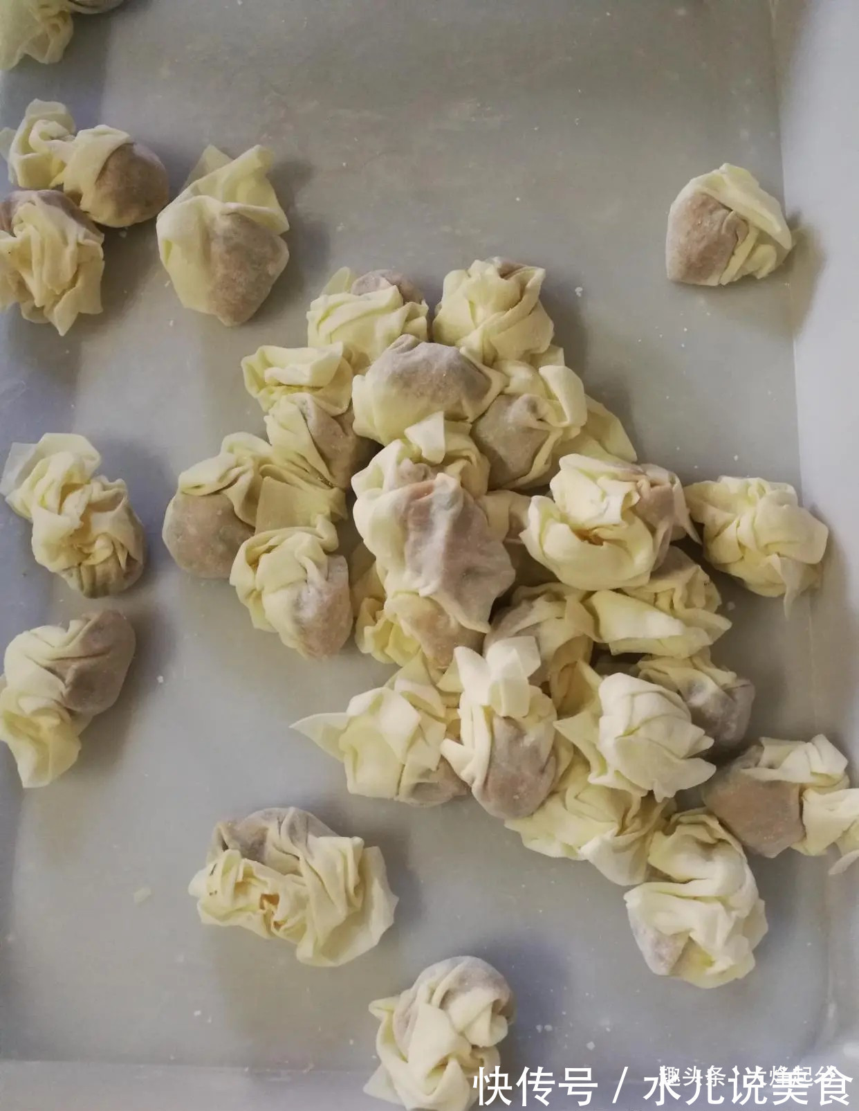 馄饨店主教你小馄饨的正确包法,简单易学,下锅煮后抱团不散
