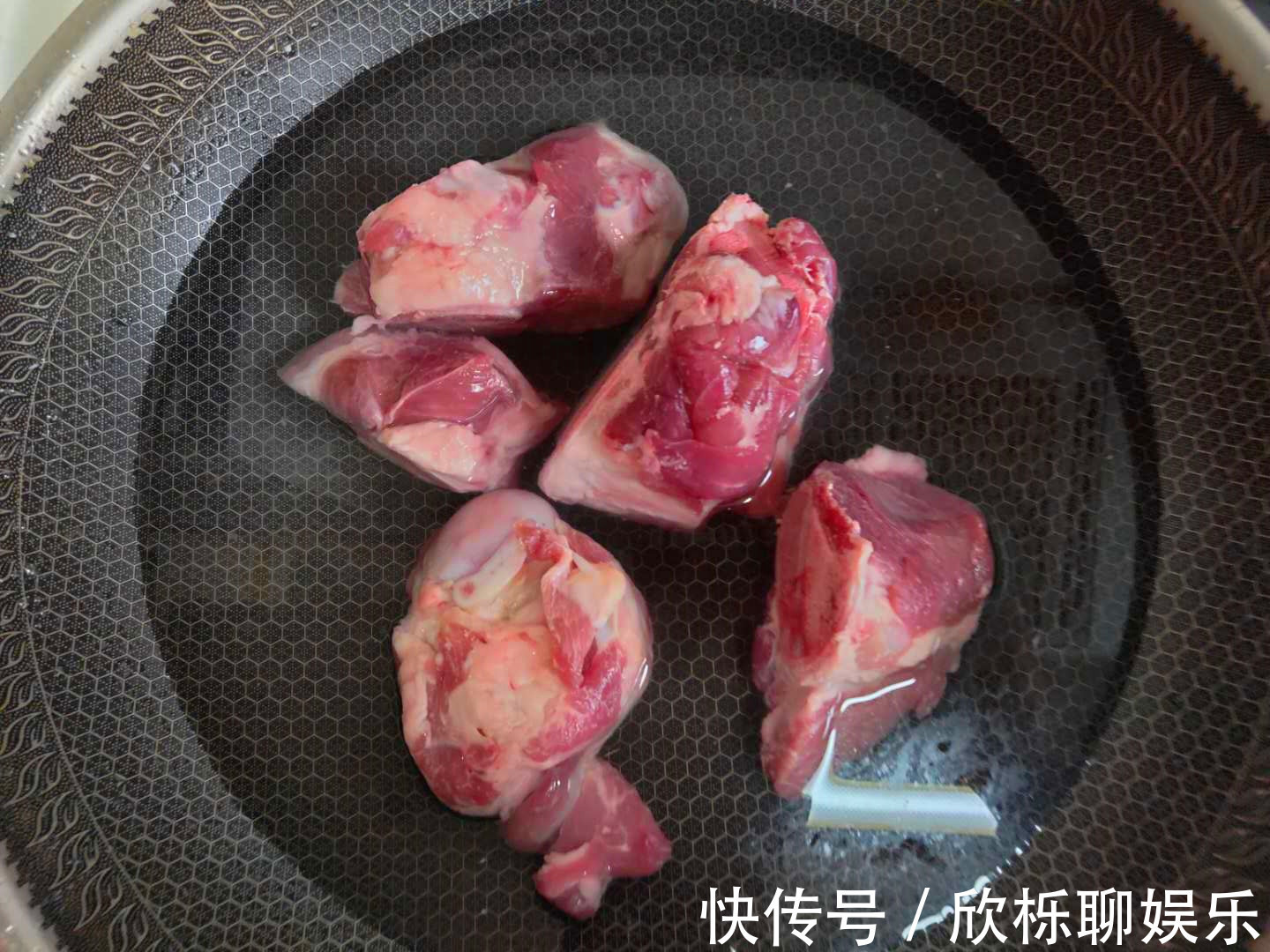 骨胶原|无论炖什么骨头汤，最忌直接加水，多加这1步，汤汁更香更浓白！