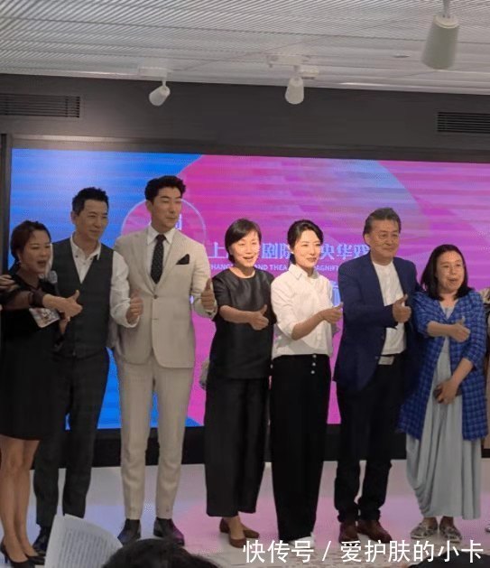 周涛|周涛真是主持界的穿搭模板,白衬衫配黑裤超高级,53岁太显年轻