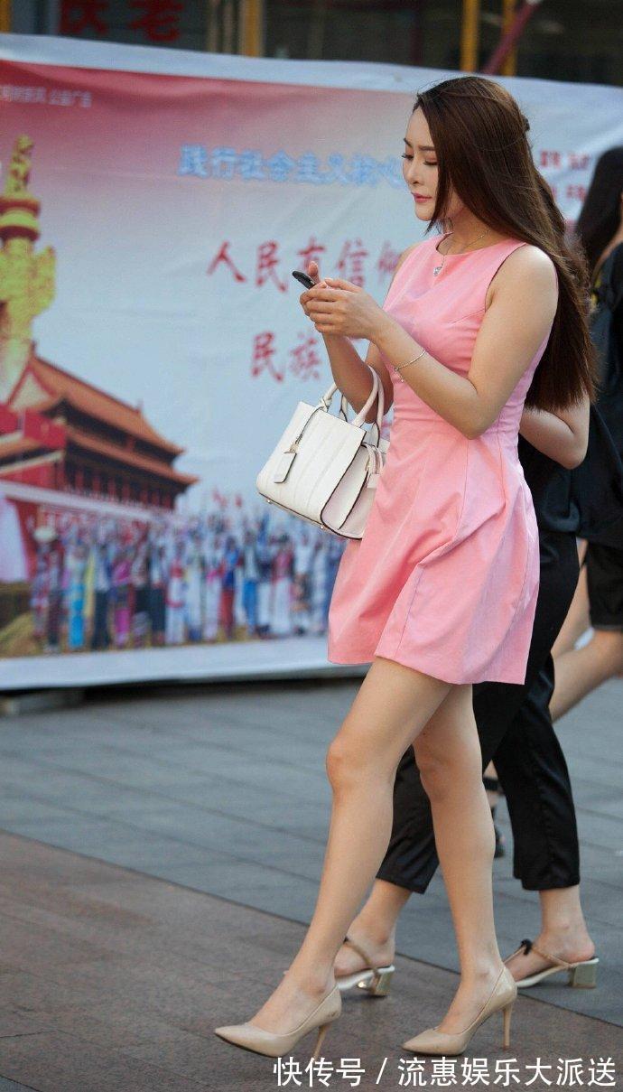 小姐姐 姐姐的气质是越来越好了,粉色连衣裙一穿,嫩的像少女一样