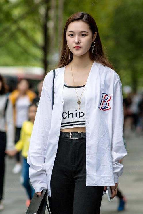 街拍：长相清纯可爱的小姐姐，蓝色连衣裙穿出了气质，真的养眼