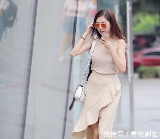 穿搭|街拍：妹子，高挑个性干练，身材苗条，这穿搭越看越迷人很有范！