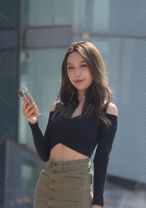 百搭 紧身的白色背心,搭配彩色印花的不规则连衣裙,看着时尚又百搭