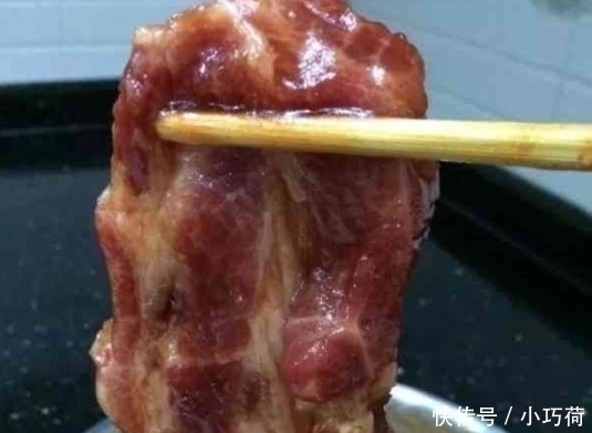 媳妇把整块五花肉放进电饭煲,半个小时后比烤肉还香,家人抢着吃
