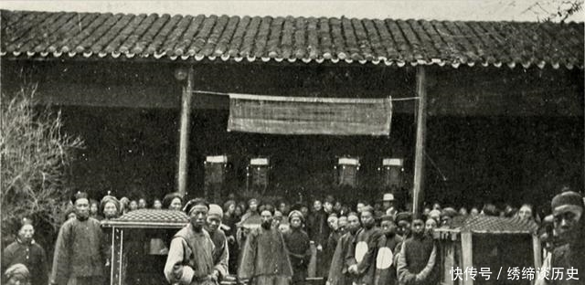 看不起|清朝官衙的看门大爷地位低,你别看不起他,不给红包就不让你进