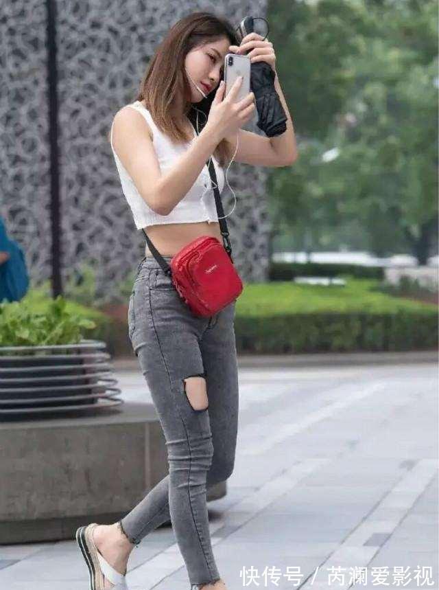 t恤 透视低胸上衣搭配牛仔低腰打底裤,清爽色调,有一种复古感