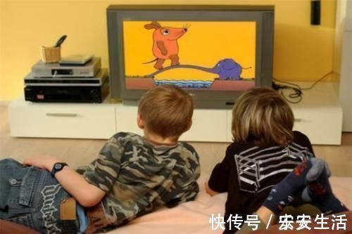 视力|3岁前看电视和不看电视的孩子,3个区别很明显,家长们须理性对待