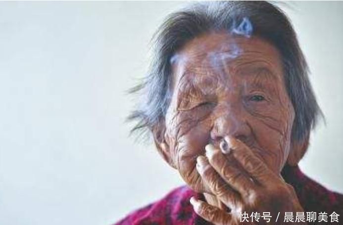 睡眠质量|113岁老人抽烟又喝酒，她说长寿并不难，每晚做1件“事”很有