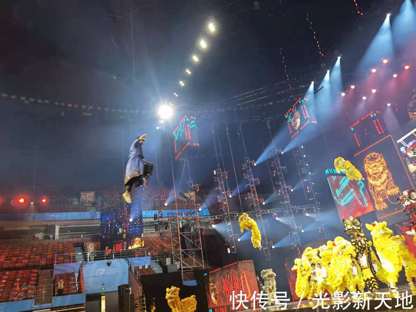 周深|大湾区音乐会彩排现场曝光:素颜王菲显老,周深反复排练