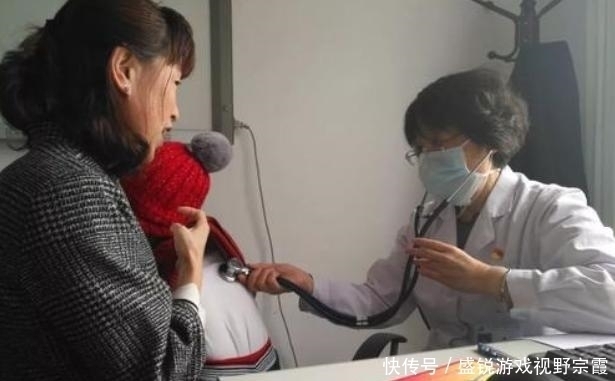 口香糖|3岁男孩误食干燥剂,奶奶迅速做了一个动作,医生点赞:手法高明