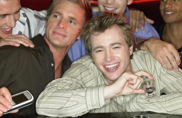 “加速衰老”的4种行为，男性朋友最好少做，就算喜欢也要忍住！