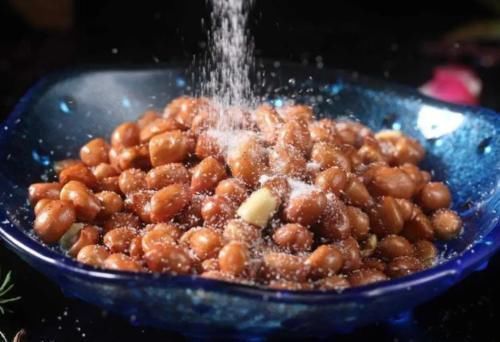 做油炸花生米，直接炸是大错！学会5技巧，又香又脆，放凉不回软