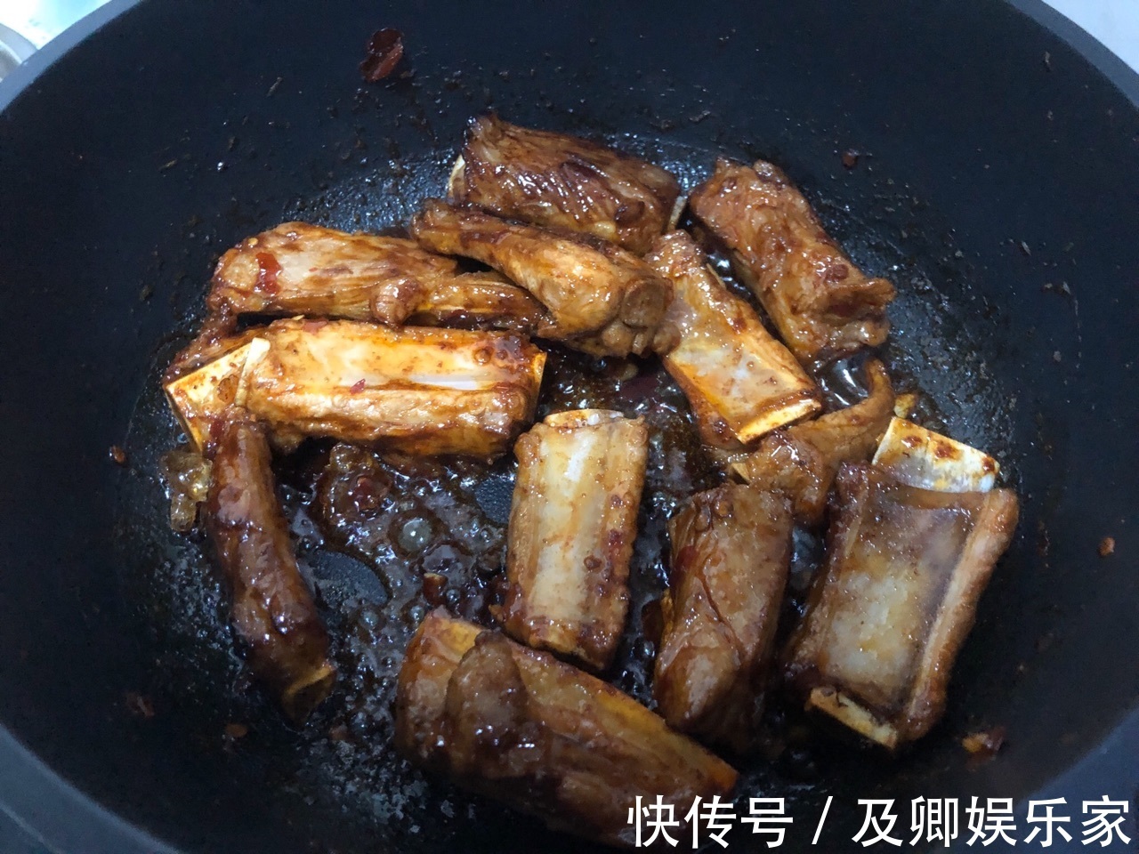 啤酒|家常排骨玉米煲，排骨香嫩肉香十足，营养下饭菜的不二之选！