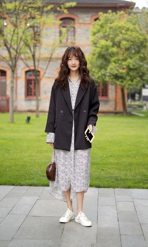 彰显|街拍:美女黑白色的休闲装简洁时尚,彰显出女人更帅气有型