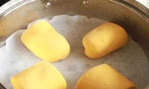 家里有玉米面一定要学做它,不用烤箱,咬一口直掉渣,太香了