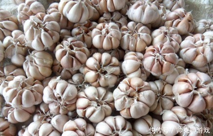 炸蒜蓉时,别直接放油锅炸,大厨教你4招,香浓味美不发黑!