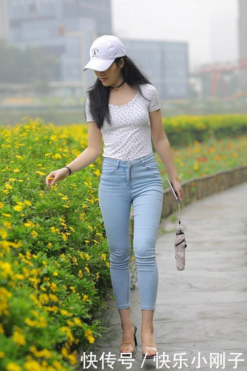 小姐姐修身体恤,展现出优雅时尚的韵味