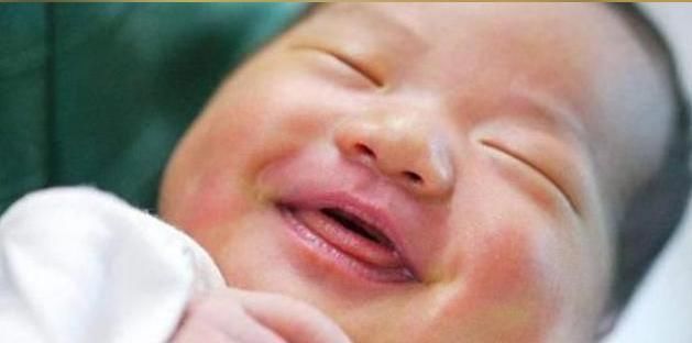 宝妈|宝宝刚出生就对妈妈“笑”,护士却猛扇一巴掌,事后宝妈连声道谢