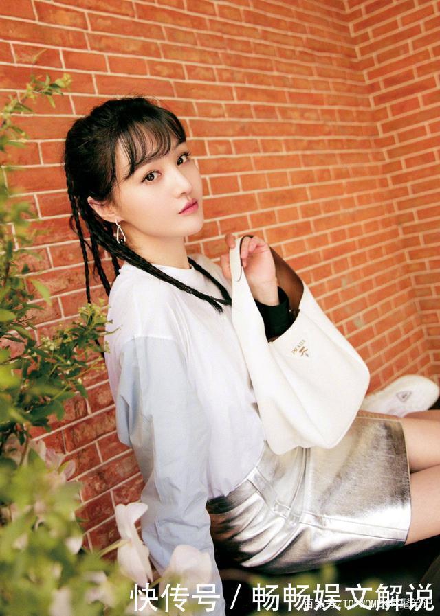 俏皮波浪卷配淡蓝百褶裙,认真营业的爽妹子,太可人了!