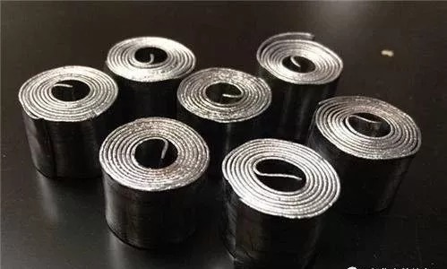 一直钓不到大鱼是有原因的,因为你不会用铅皮,赶紧学下正确用法