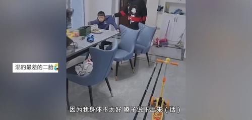 14岁姐姐拎着5岁弟弟吃饭 ，妈妈：一般都让姐姐教育弟弟