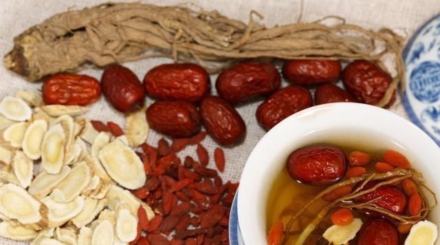 人参|黄芪泡水喝有益于脾、肺、气血,记住三句话就是用黄芪养生的高手