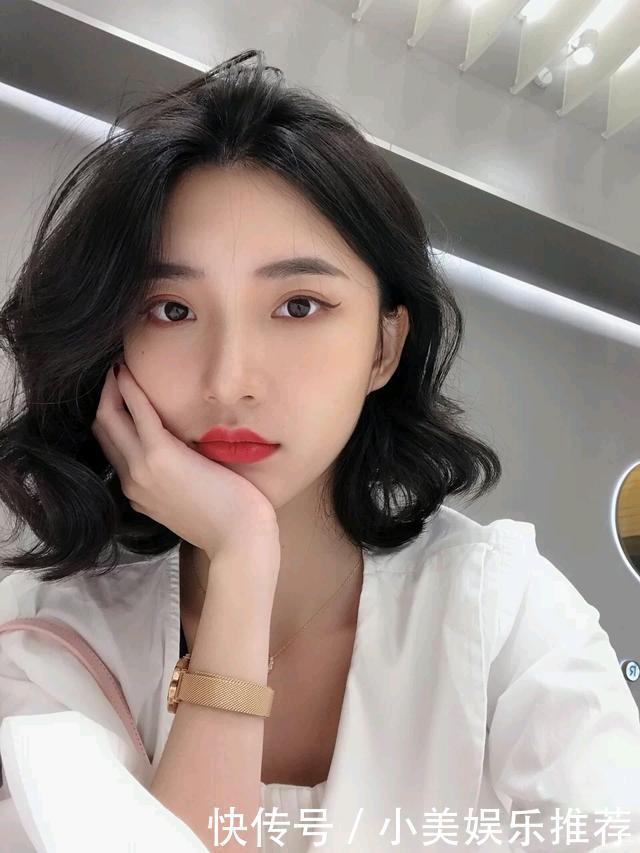 秋冬和“卷发”更配,不仅有女人味,还很显脸小