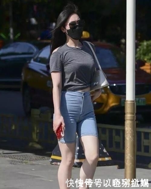 “小肚子”女士别乱穿,特别是这款裤子,“水桶腰”正等你呢