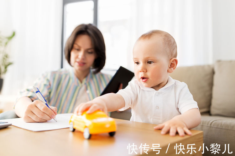 小宝宝|宝宝有12个“磨人”的特征,说明智商更高!妈妈别怕累反应高兴