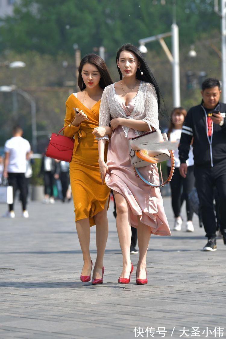 蕾丝|美女街拍:小姐姐身上这件裙子比较清凉,也衬托出修长的双腿