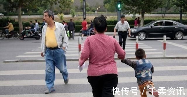 父母们|现在外婆带娃的情况越来越多,奶奶都去哪儿了背后的原因很现实