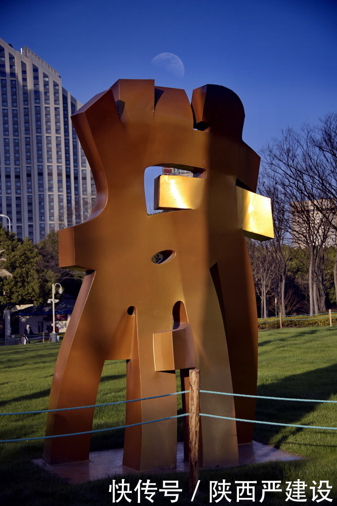 老年|新虹口花园的玉兰花开了【严建设】