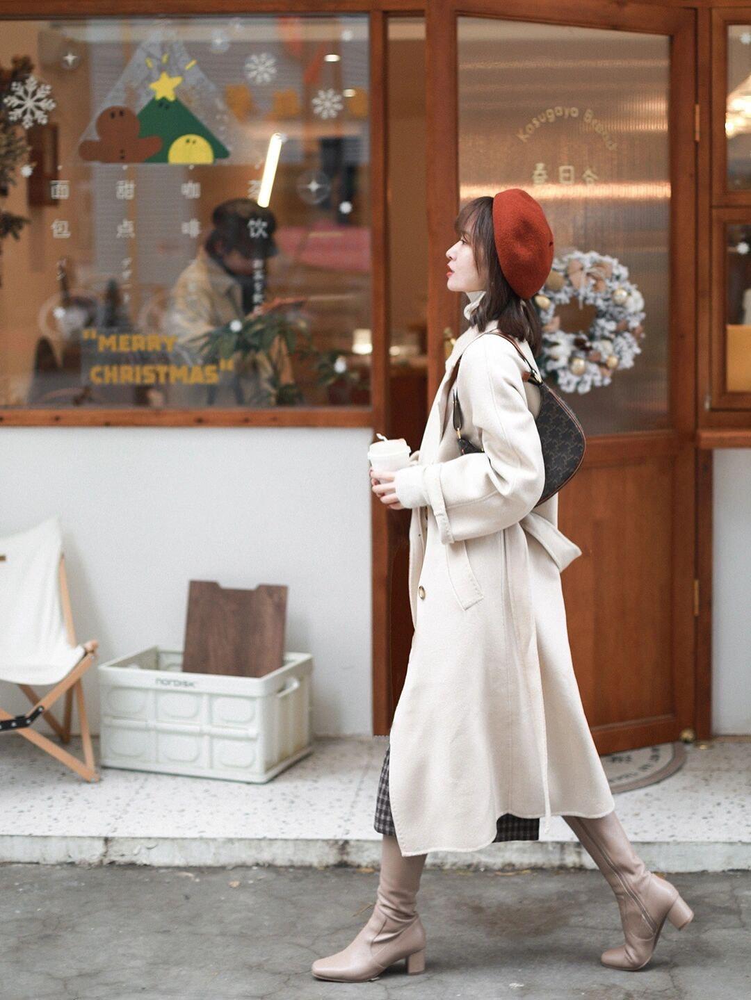 大衣|小个子女生冬季搭配指南|高腰短款羽绒服+宽松直筒牛仔裤,百搭又时尚!