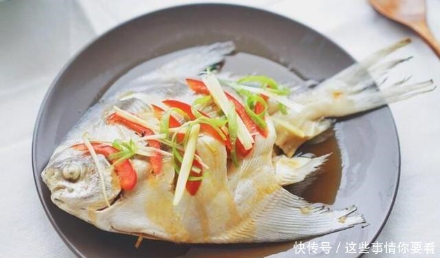 媳妇做清蒸鲳鱼，不放食盐和料酒，原汁原味，鱼肉鲜嫩不腥也不柴