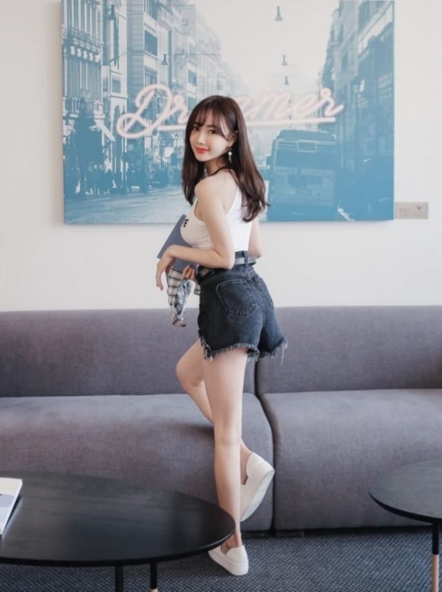 短裤 短裤白鞋配格子衫,美女这么潮流是在哪学的