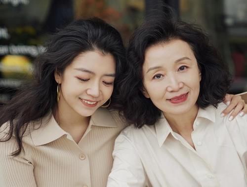 为什么女人过了50岁,不建议留“黑长直”!显老又显发量少