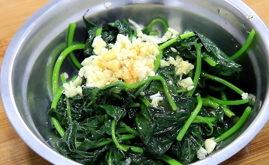 原来这才是红薯叶最好吃的做法，一煮一拌，脆嫩爽口，营养又低脂