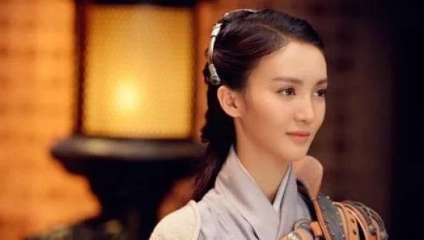 金晨|她是《乘风破浪》开播至今镜头最少的姐姐，三公分组后回剧组拍戏