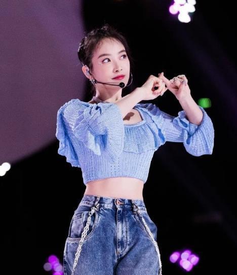 《创造营3》宋茜穿露腹装跳主题曲,一个动作暴露舞蹈难度系数五颗星