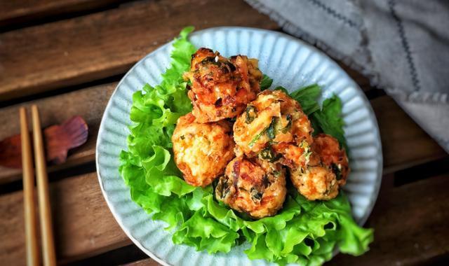 按照我方法炸出来的丸子香脆酥软，怎么吃都吃不腻，端上桌就没