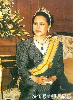 苏提达王后@泰国太后年轻时靠粉宝石撑场面如今瘫痪多年,脸庞怎么变这么黑