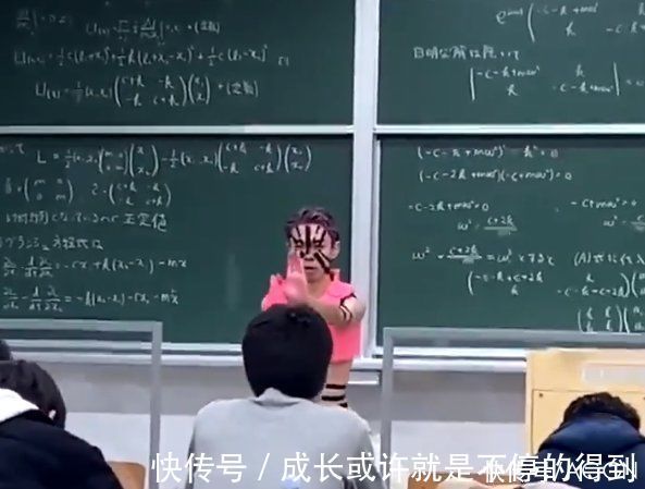 中二|日本学生太中二了，在课堂上COS鬼灭之刃，还给同学讲物理题