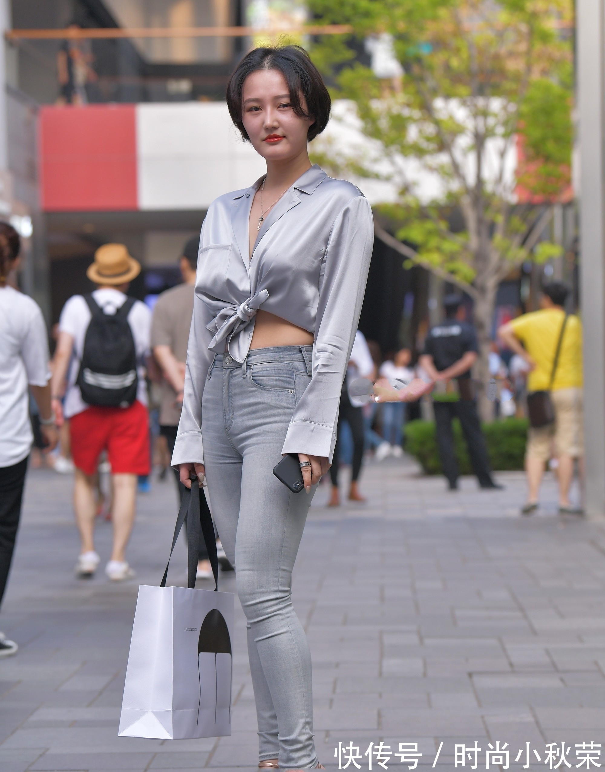 复古|银色真丝衬衫搭配浅灰破旧牛仔裤,风格独特,复古气息十足