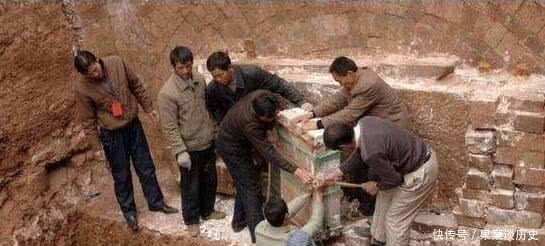 河滩挖出罕见古墓,文物无法脱离此墓,考古家:将墓挪走