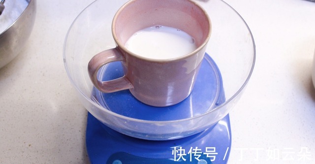 一出锅就满屋飘香的桂花糕,口感细腻香甜,入口即化!