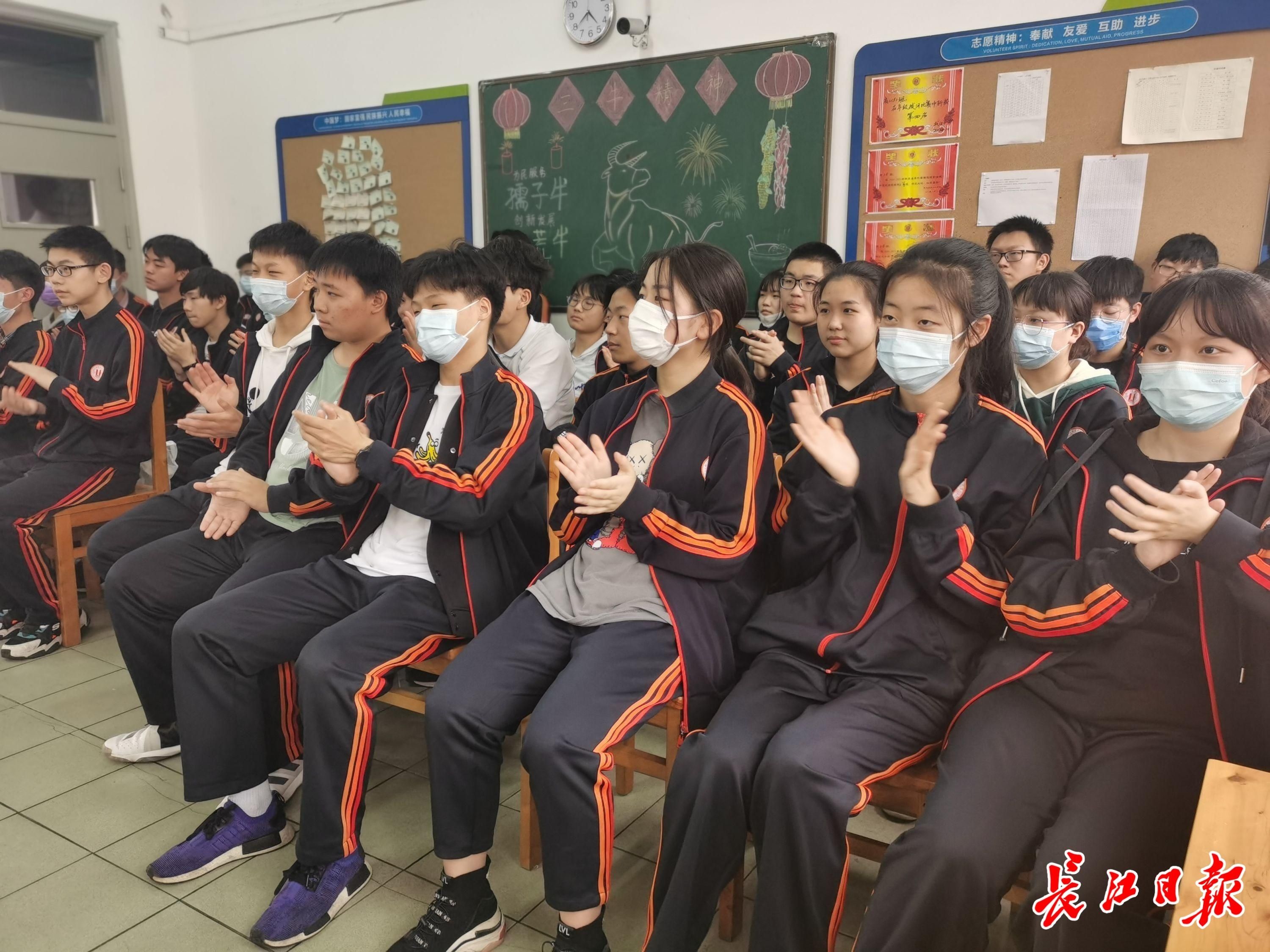 《奇葩说》“零败率”班主任最近带学生干了这件事……